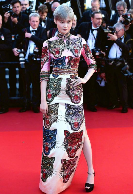 李宇春穿着最前卫先锋的时装走上戛纳红毯，全世界对她刮目相看