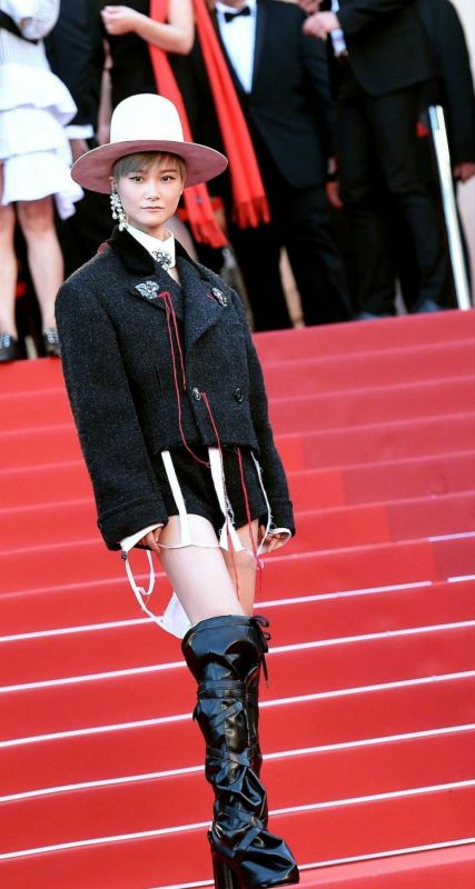 李宇春穿着最前卫先锋的时装走上戛纳红毯，全世界对她刮目相看